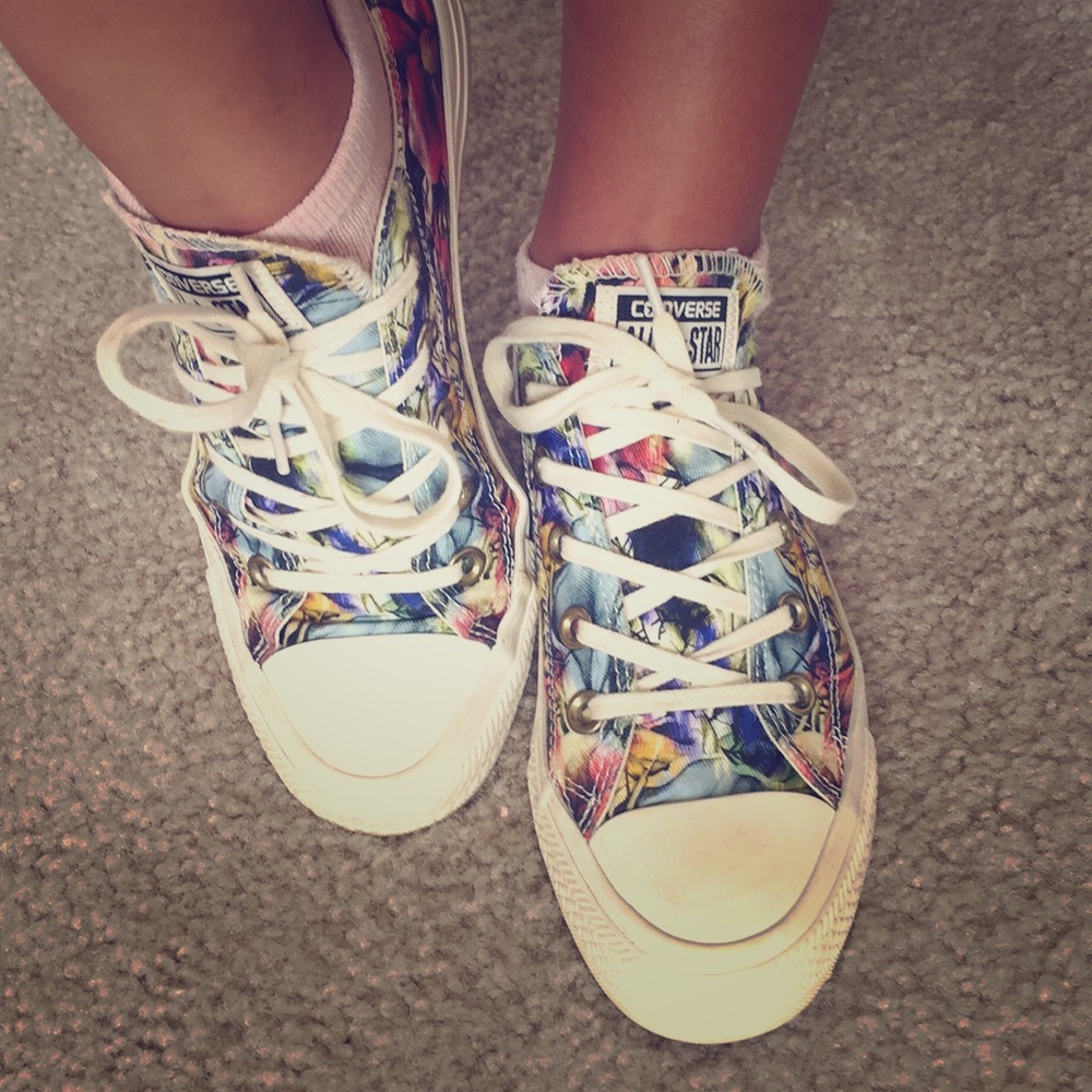 Converse floral print shoes size 6 (women’s)